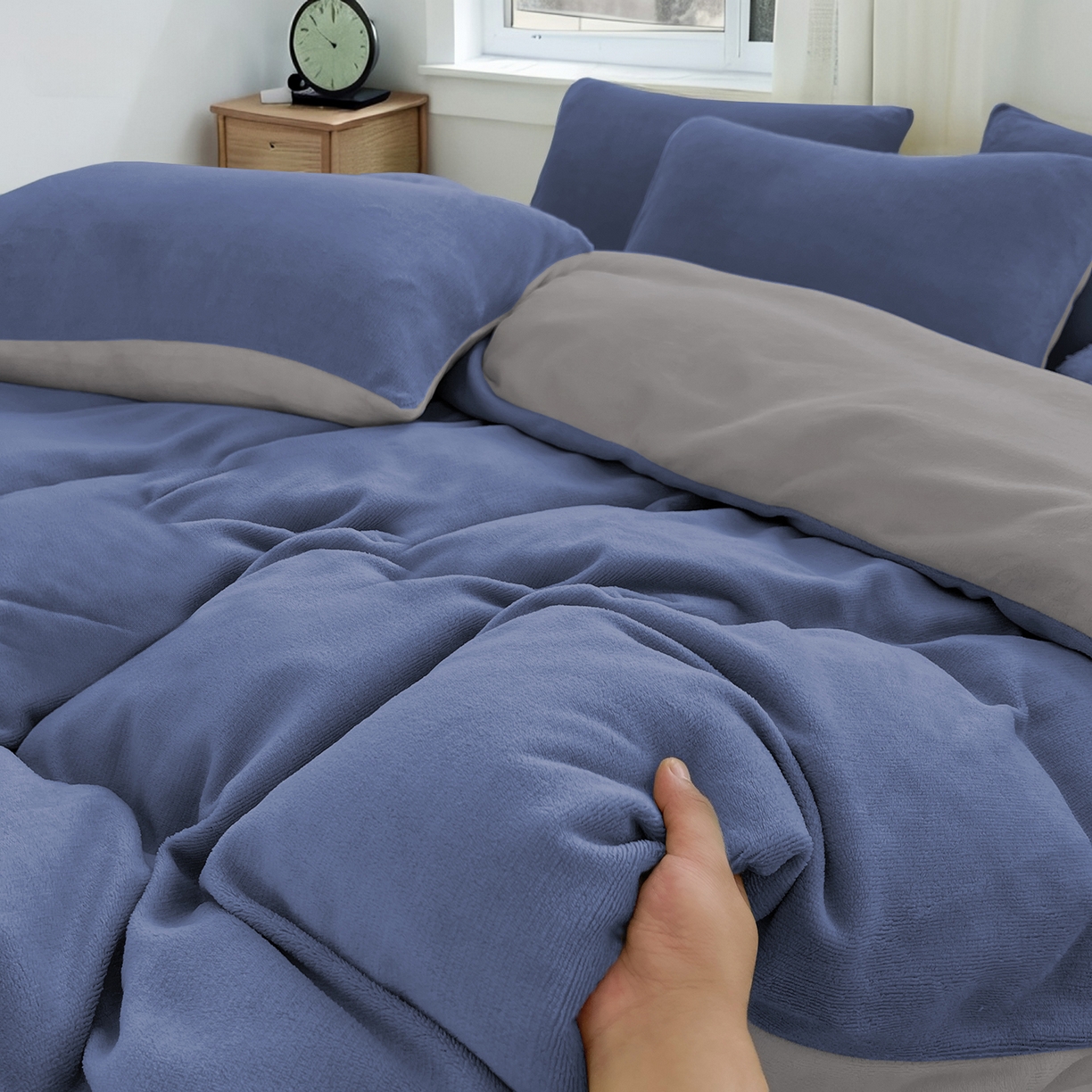 91家纺网 家纺一手货源 找家纺 维娜斯家纺 2025新款双拼牛奶绒四件套加厚保暖舒适裸睡 宾利蓝+浅灰