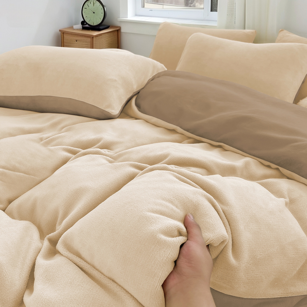 91家纺网 家纺一手货源 找家纺 维娜斯家纺 2025新款双拼牛奶绒四件套加厚保暖舒适裸睡 卡其+咖