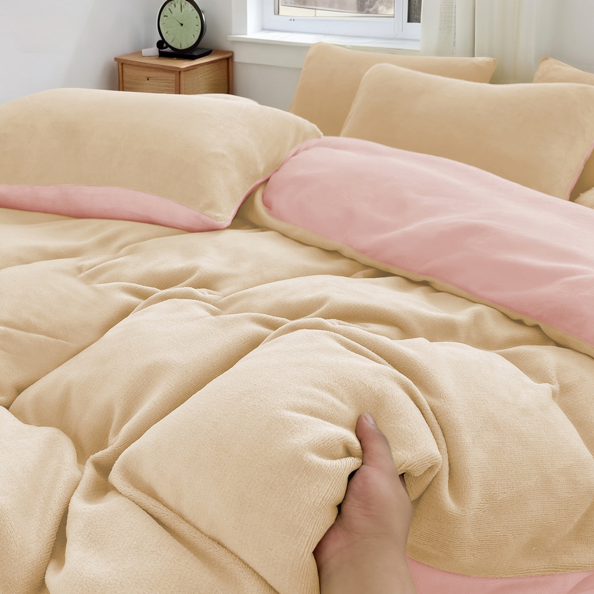 91家纺网 家纺一手货源 找家纺 维娜斯家纺 2025新款双拼牛奶绒四件套加厚保暖舒适裸睡 奶白+粉色