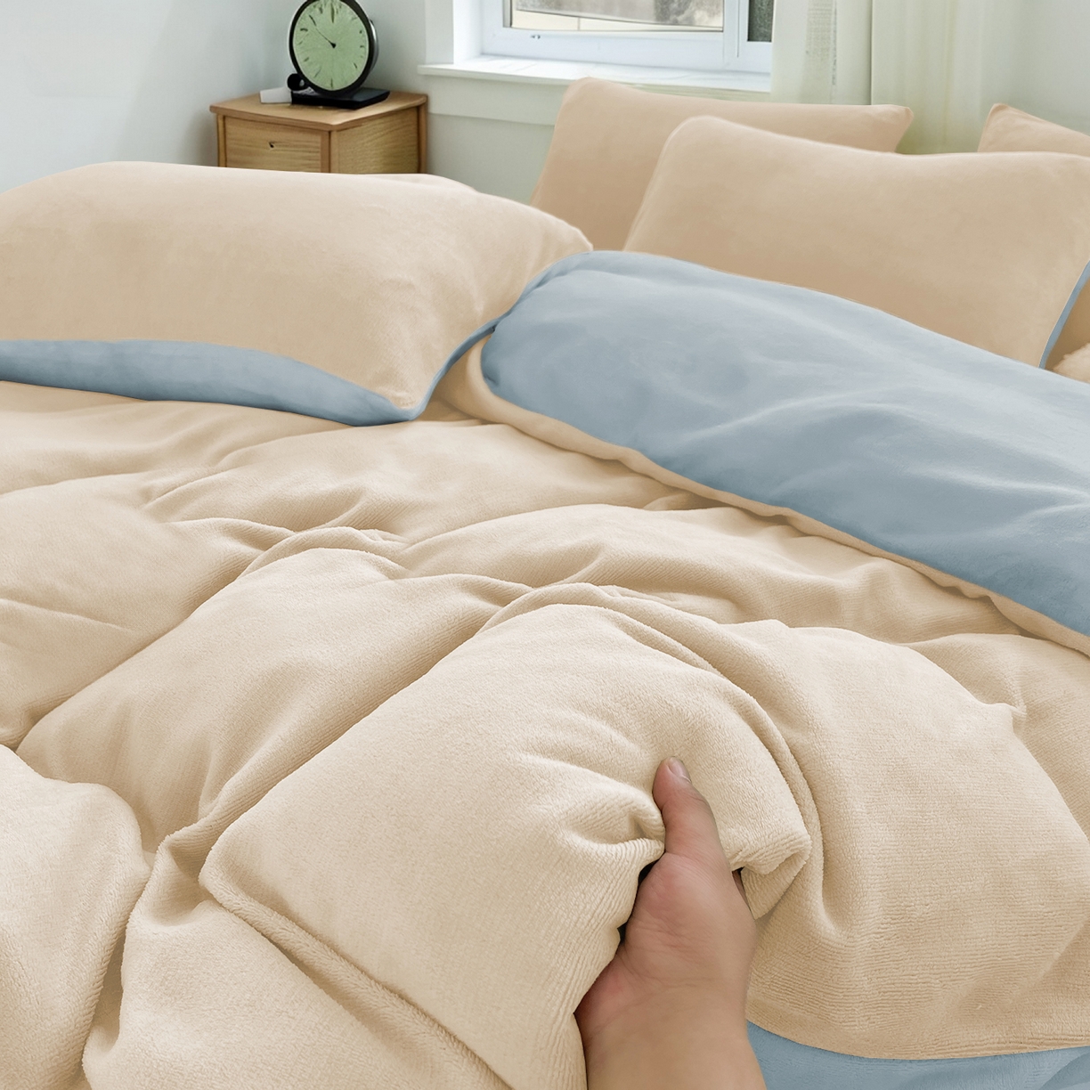 91家纺网 家纺一手货源 找家纺 维娜斯家纺 2025新款双拼牛奶绒四件套加厚保暖舒适裸睡 奶白+浅蓝