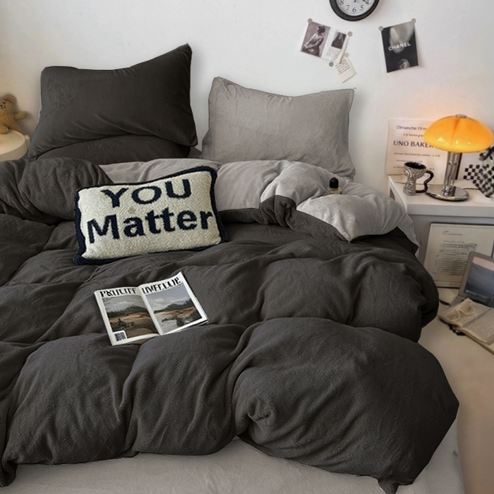 91家纺网 家纺一手货源 找家纺 维娜斯家纺 2025新款双拼牛奶绒四件套加厚保暖舒适裸睡 深灰+浅灰