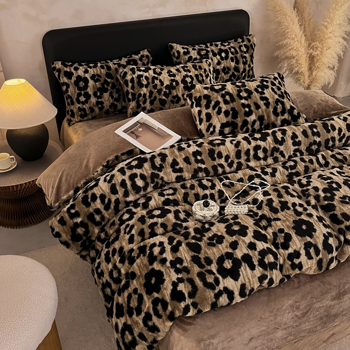 91家纺网 家纺一手货源 找家纺 民新家纺 2025新款兔毛绒印花简约款四件套 美拉德-豹紋咖