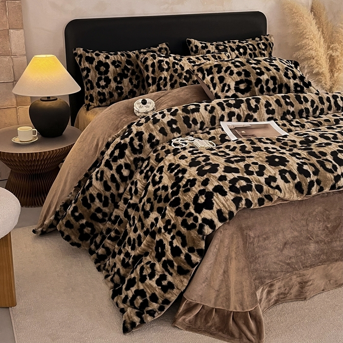 91家纺网 家纺一手货源 找家纺 民新家纺 2025新款兔毛绒印花简约款四件套 美拉德-豹紋咖