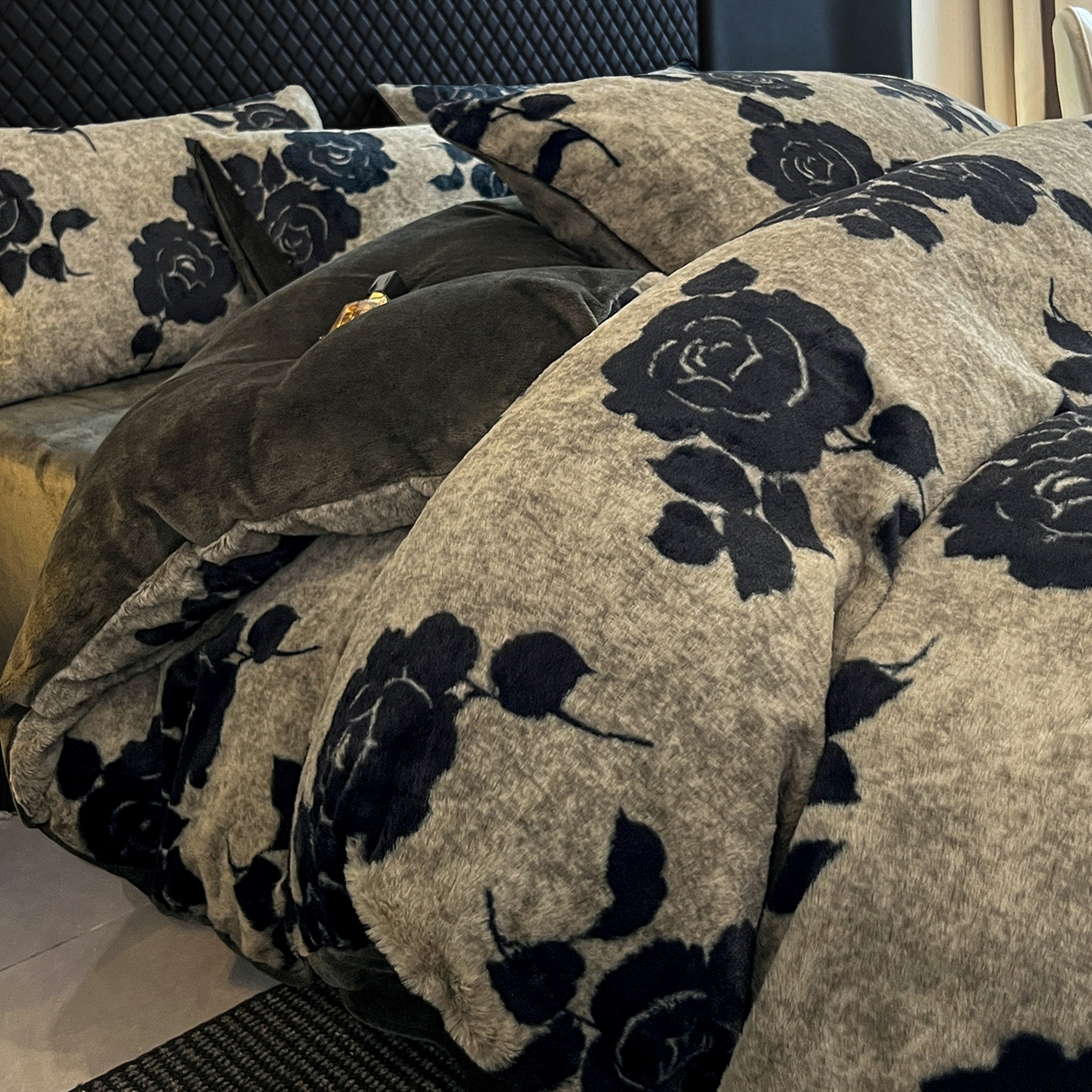 91家纺网 家纺一手货源 找家纺 （总）民新家纺 2025新款兔毛绒印花简约款四件套