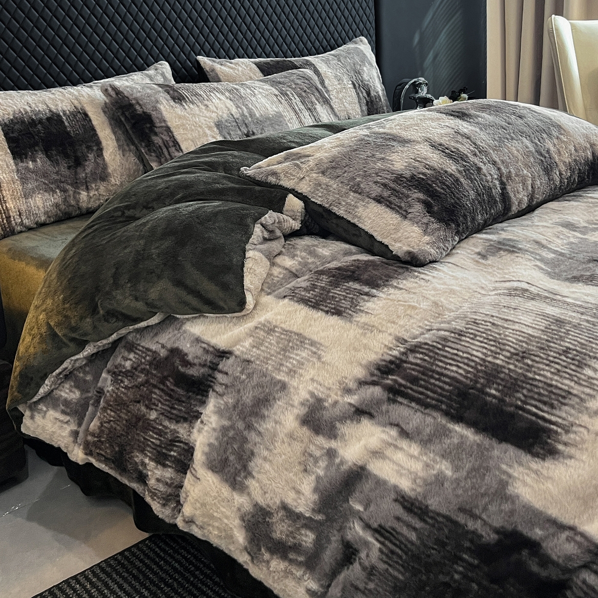 91家纺网 家纺一手货源 找家纺 民新家纺 2025新款兔毛绒印花简约款四件套 简约款-流金岁月