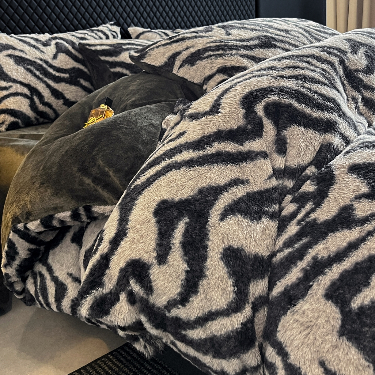 91家纺网 家纺一手货源 找家纺 民新家纺 2025新款兔毛绒印花简约款四件套 简约款-条纹