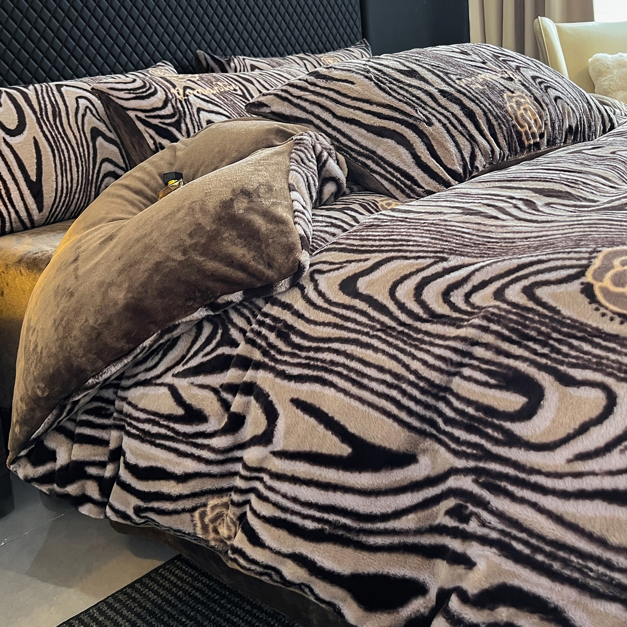 91家纺网 家纺一手货源 找家纺 民新家纺 2025新款兔毛绒印花简约款四件套 简约款-斑柔