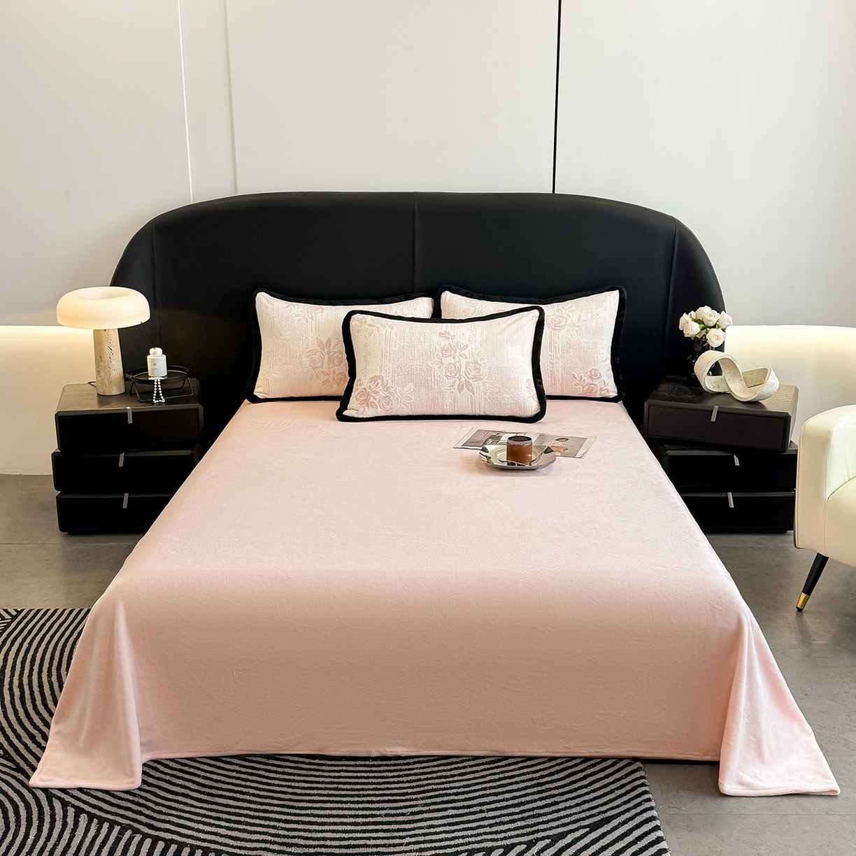 91家纺网 家纺一手货源 找家纺 典曼家纺 2025新款A类宽包边雕花绒四件套 寻觅花影