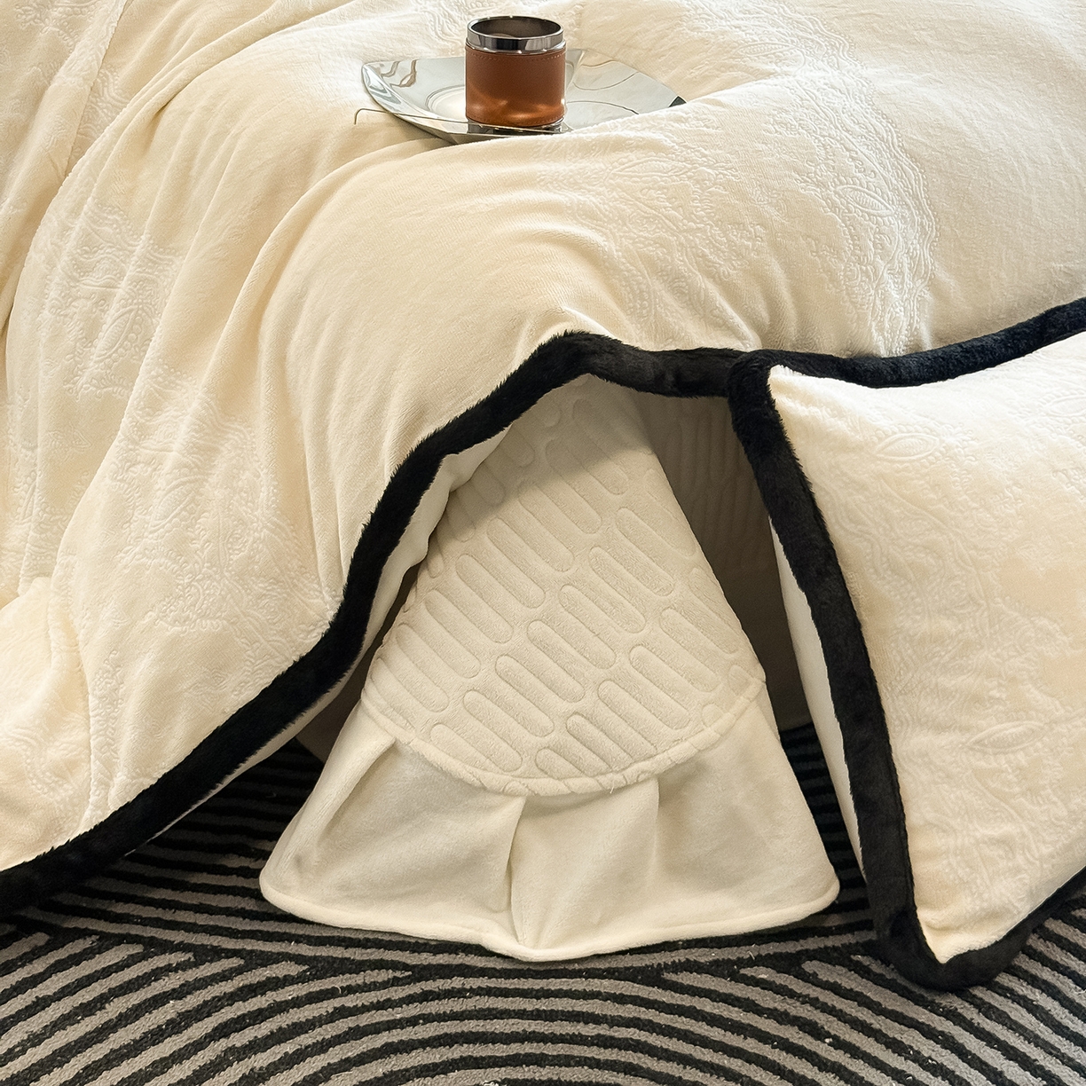 91家纺网 家纺一手货源 找家纺 典曼家纺 2025新款A类宽包边雕花绒四件套 花样年华