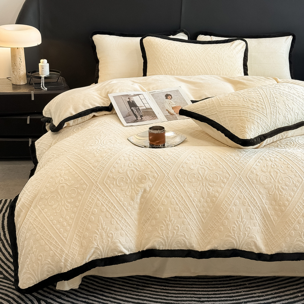 91家纺网 家纺一手货源 找家纺 典曼家纺 2025新款A类宽包边雕花绒四件套 欧风镜像-黄