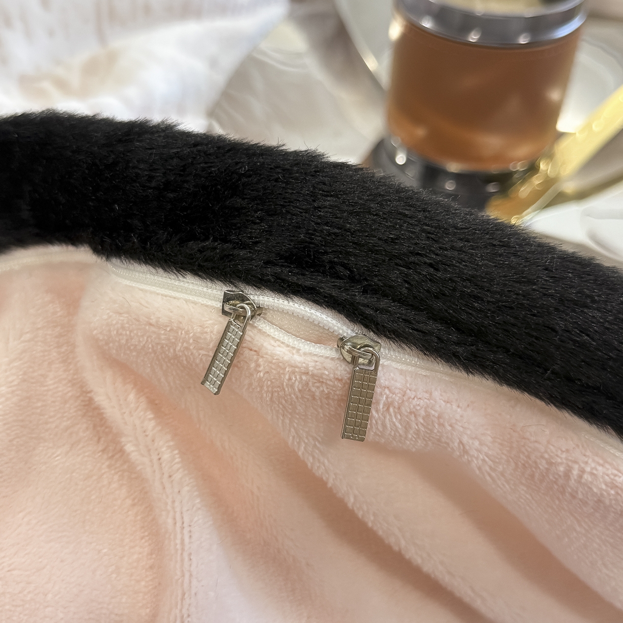 91家纺网 家纺一手货源 找家纺 典曼家纺 2025新款A类宽包边雕花绒四件套 寻觅花影