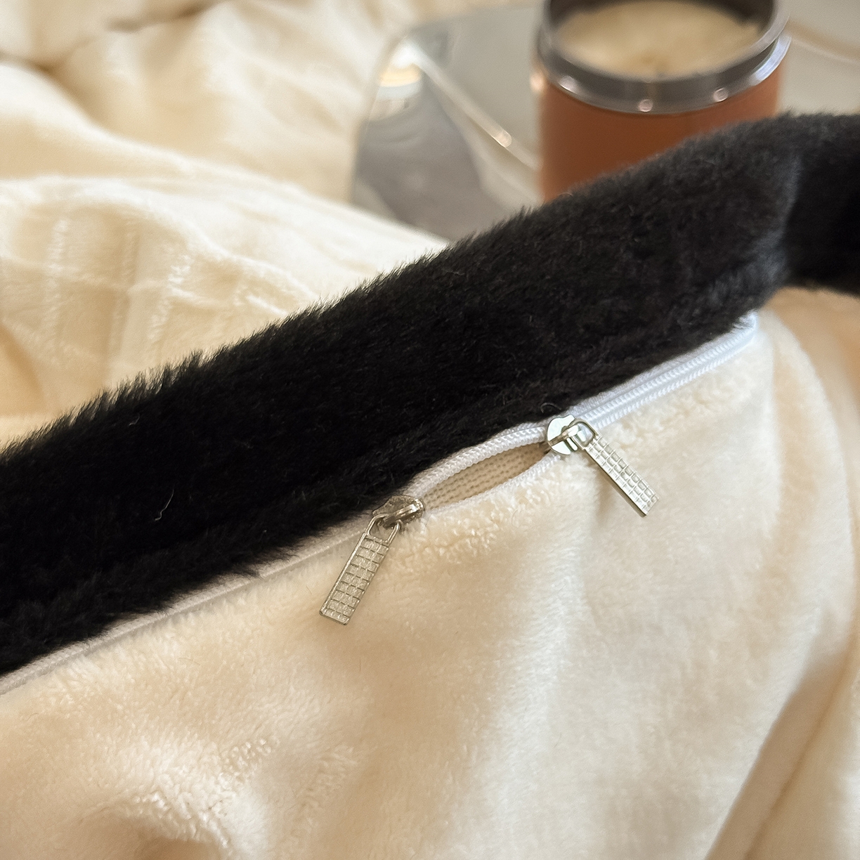 91家纺网 家纺一手货源 找家纺 典曼家纺 2025新款A类宽包边雕花绒四件套 欧风镜像-黄