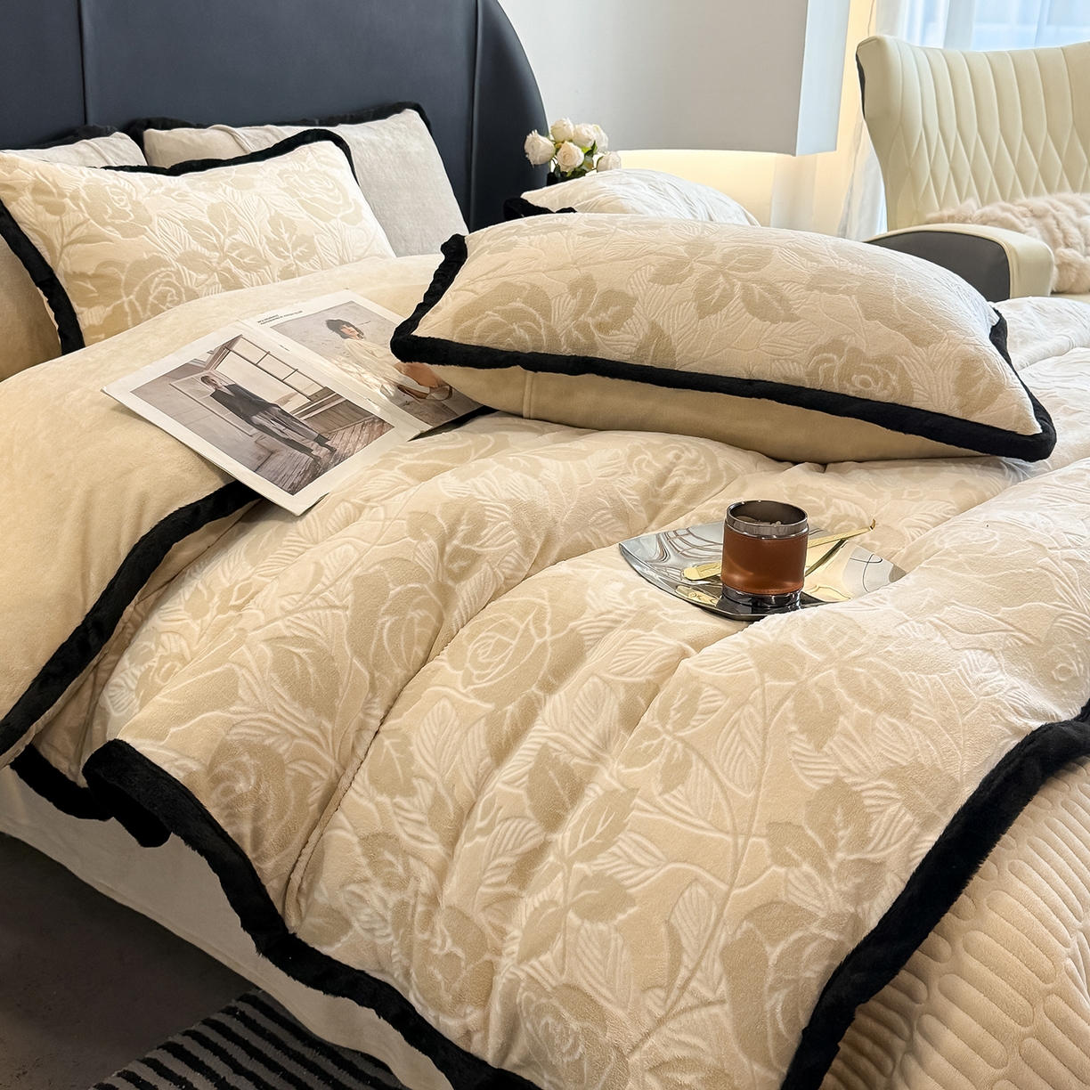 91家纺网 家纺一手货源 找家纺 典曼家纺 2025新款A类宽包边雕花绒四件套 柔曼花踪