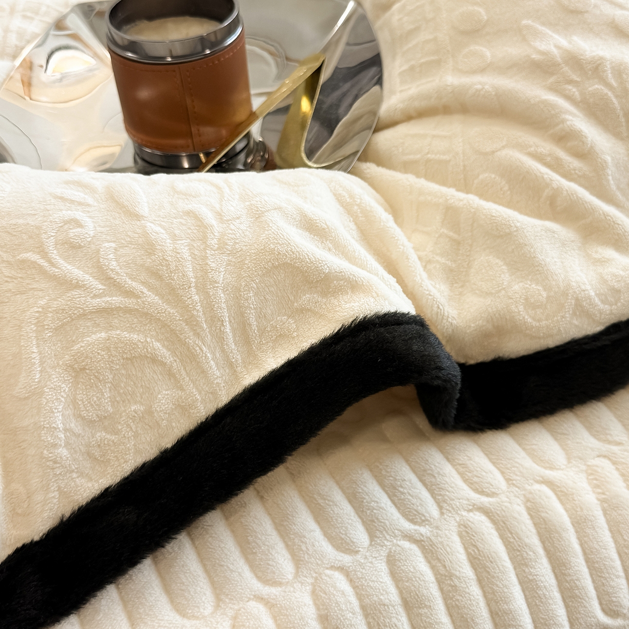 91家纺网 家纺一手货源 找家纺 典曼家纺 2025新款A类宽包边雕花绒四件套 欧风镜像-黄