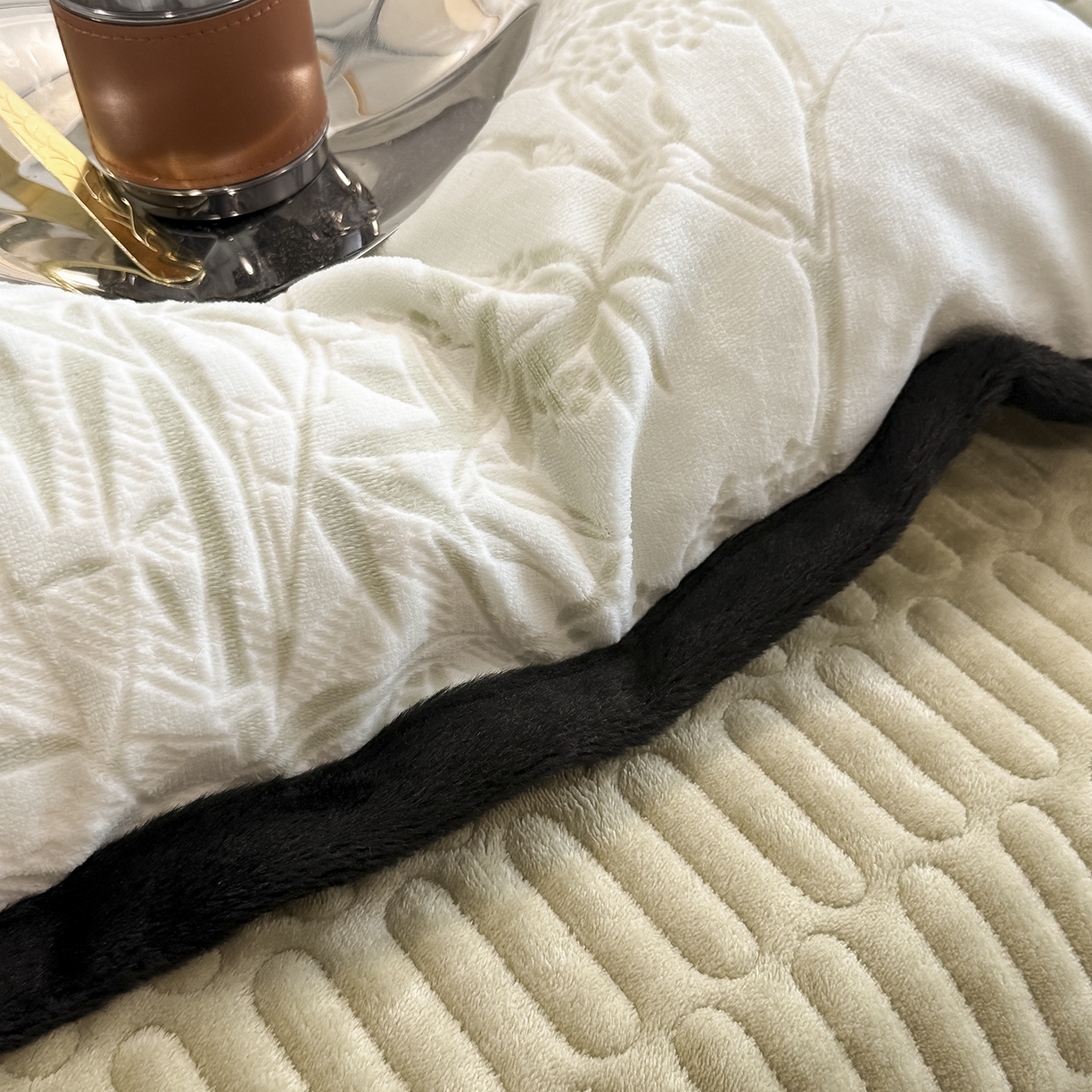 91家纺网 家纺一手货源 找家纺 典曼家纺 2025新款A类宽包边雕花绒四件套 竹叶清风