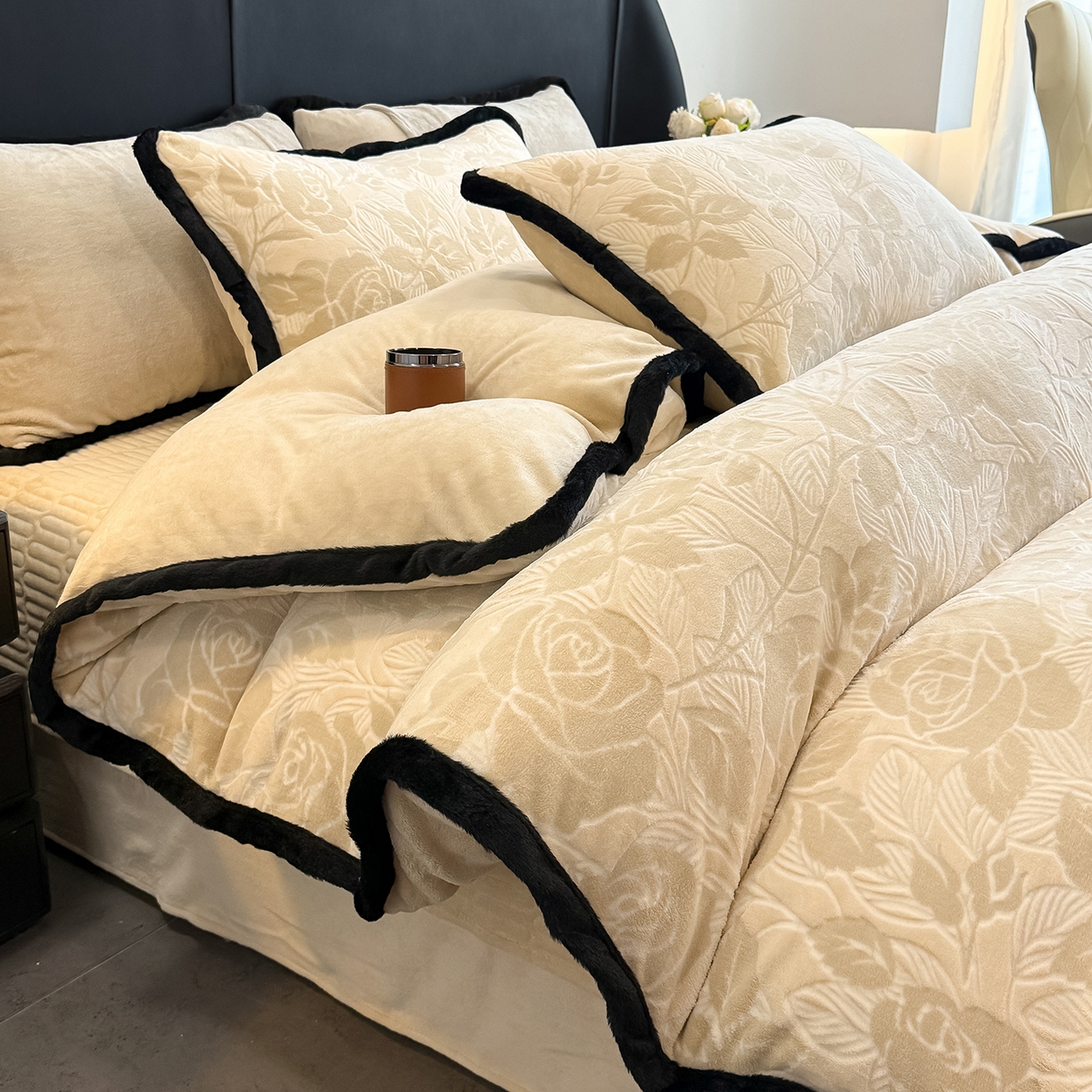 91家纺网 家纺一手货源 找家纺 典曼家纺 2025新款A类宽包边雕花绒四件套 柔曼花踪