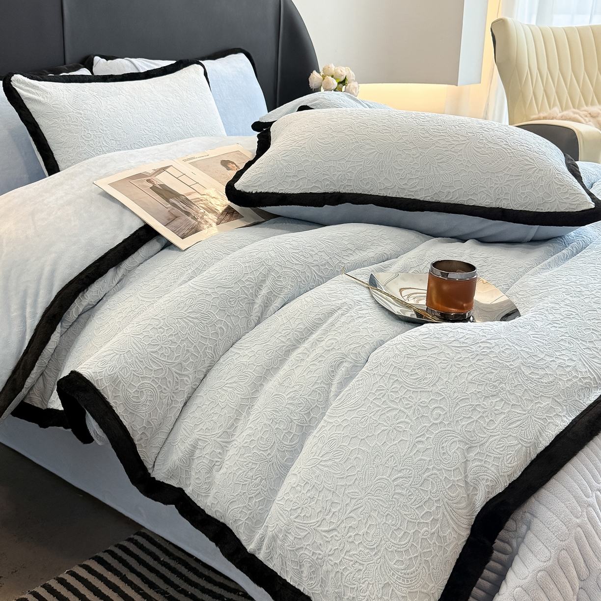 91家纺网 家纺一手货源 找家纺 典曼家纺 2025新款A类宽包边雕花绒四件套 千语千叶-蓝