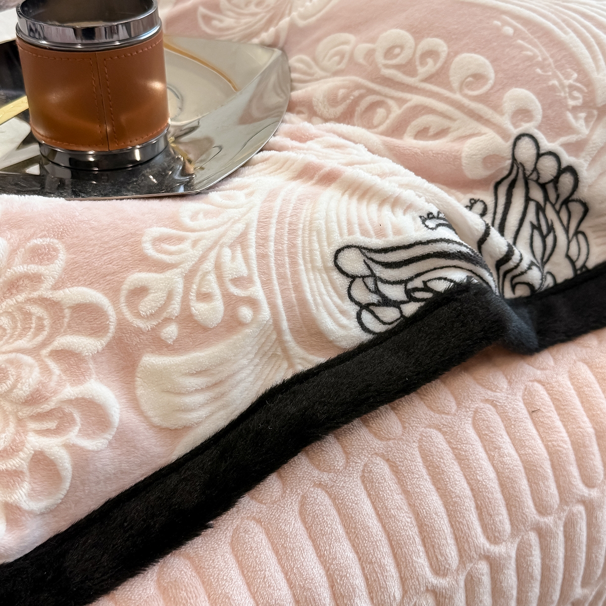 91家纺网 家纺一手货源 找家纺 典曼家纺 2025新款A类宽包边雕花绒四件套 蝴蝶花海