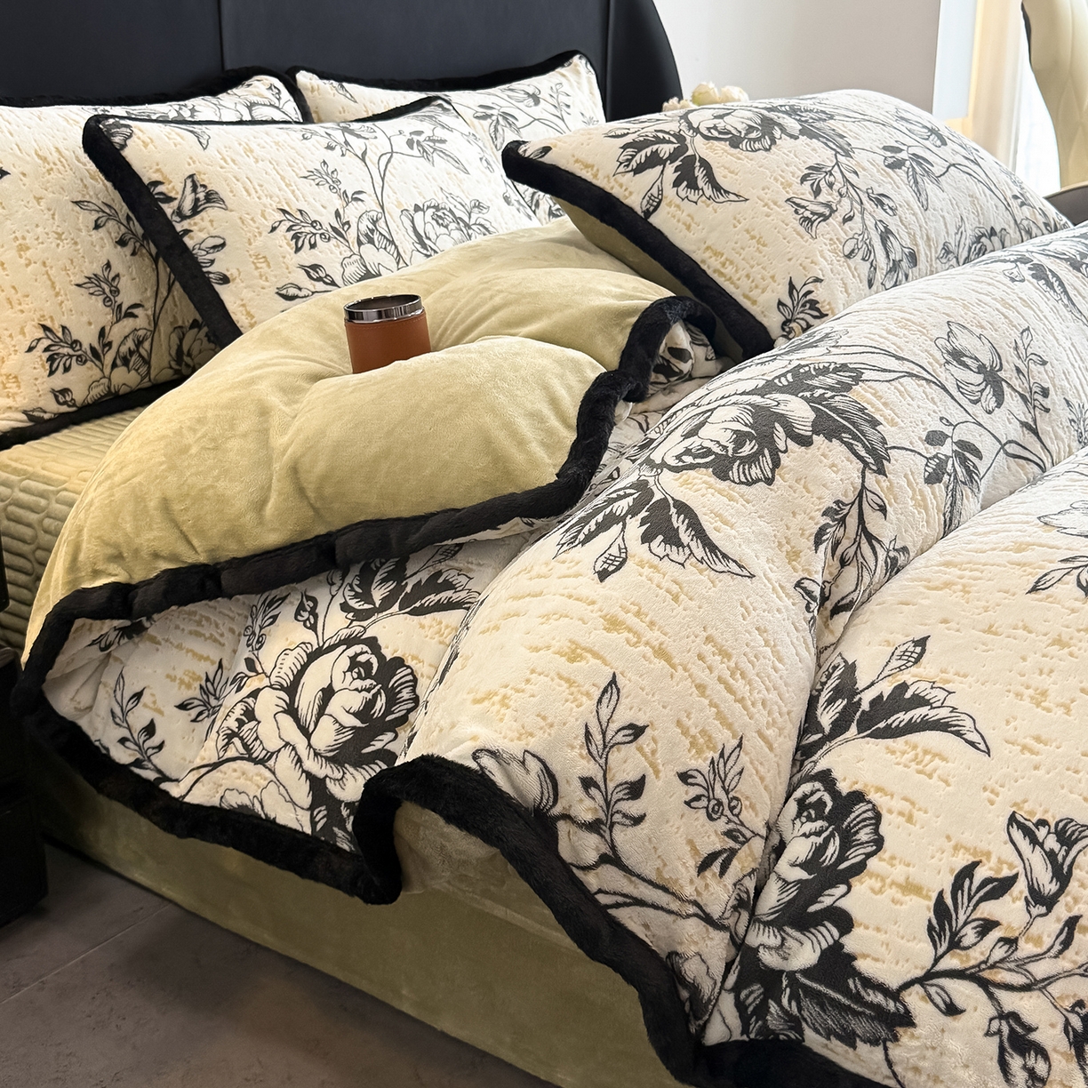 91家纺网 家纺一手货源 找家纺 典曼家纺 2025新款A类宽包边雕花绒四件套 牧野繁花