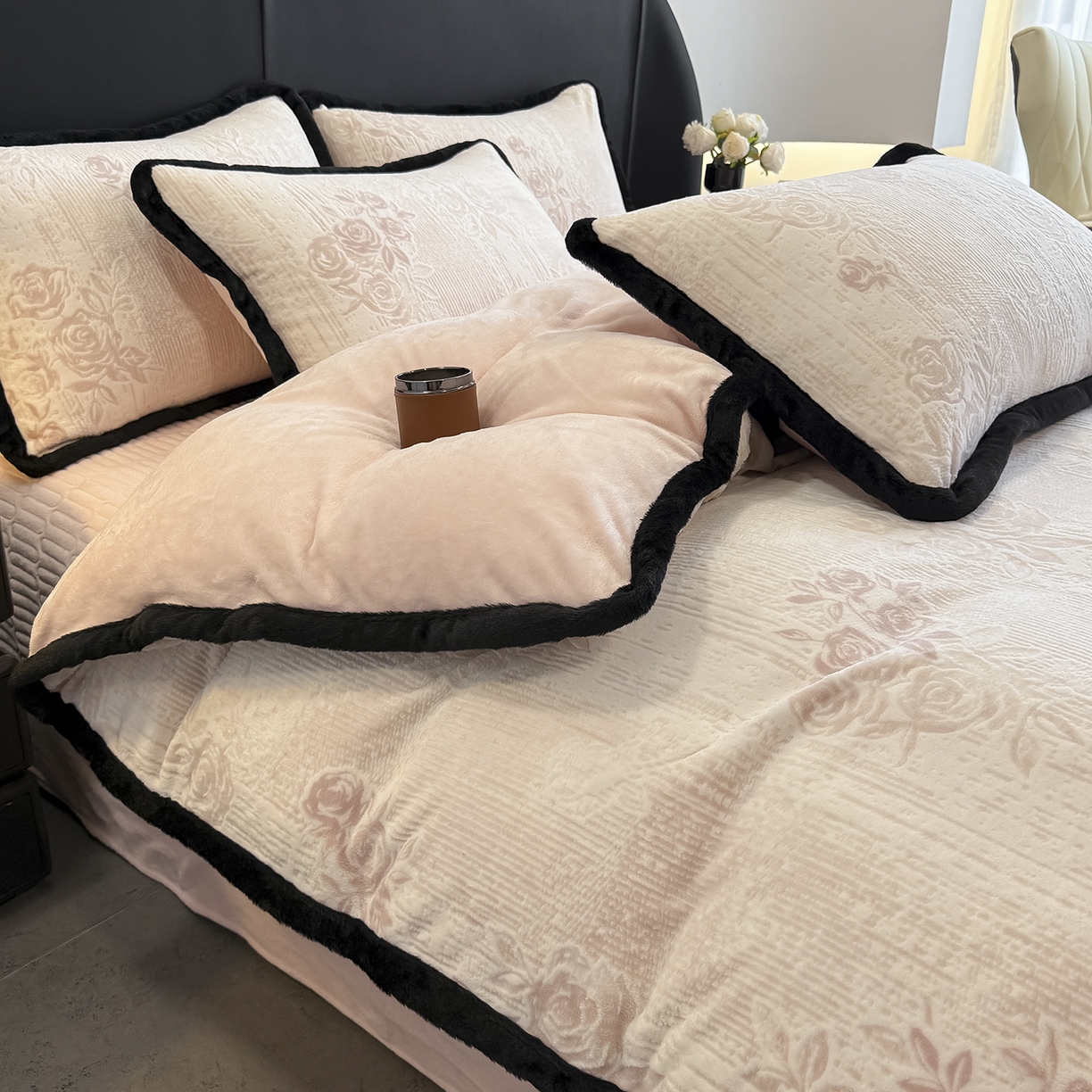 91家纺网 家纺一手货源 找家纺 典曼家纺 2025新款A类宽包边雕花绒四件套 寻觅花影