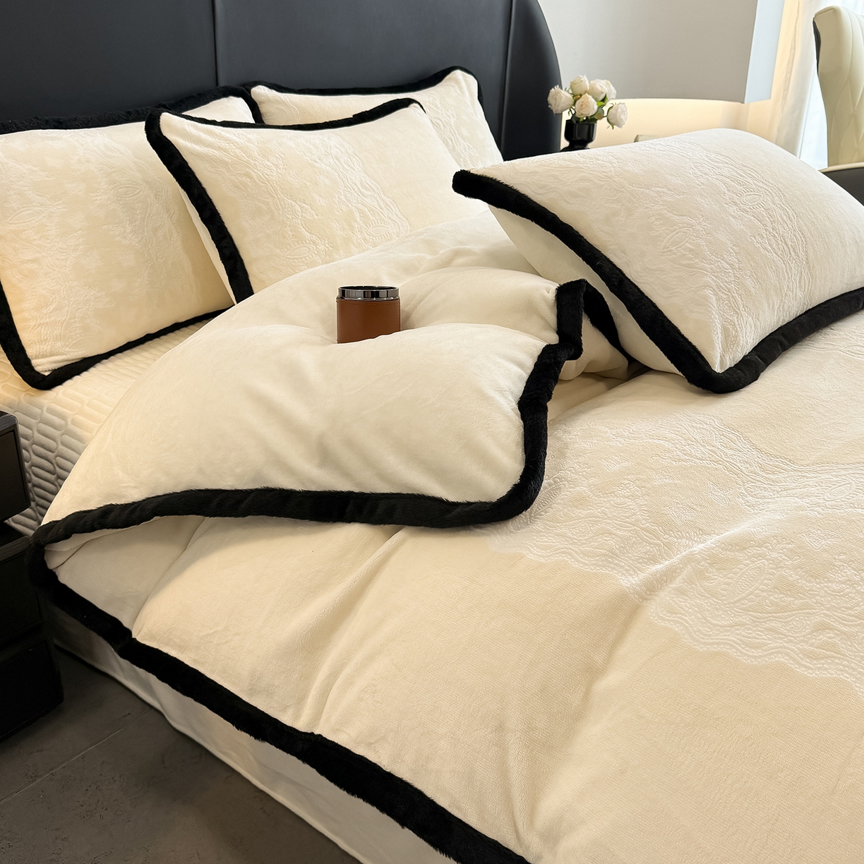 91家纺网 家纺一手货源 找家纺 典曼家纺 2025新款A类宽包边雕花绒四件套 花样年华