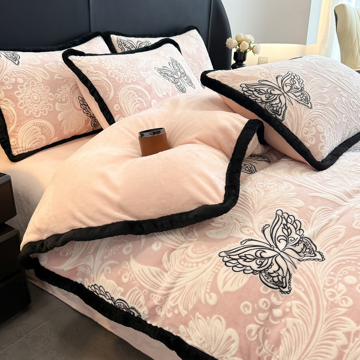 91家纺网 家纺一手货源 找家纺 典曼家纺 2025新款A类宽包边雕花绒四件套 蝴蝶花海