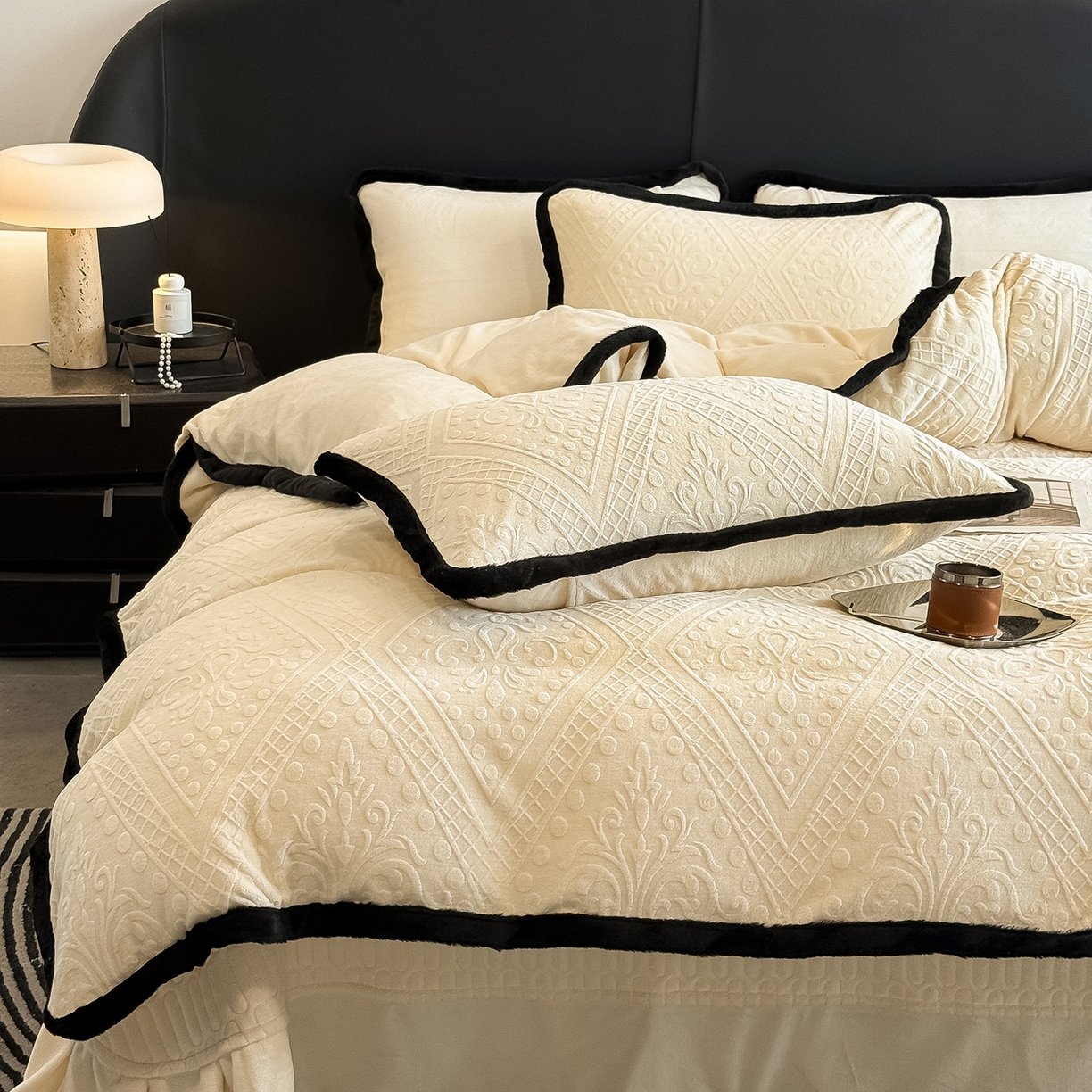 91家纺网 家纺一手货源 找家纺 典曼家纺 2025新款A类宽包边雕花绒四件套 欧风镜像-黄