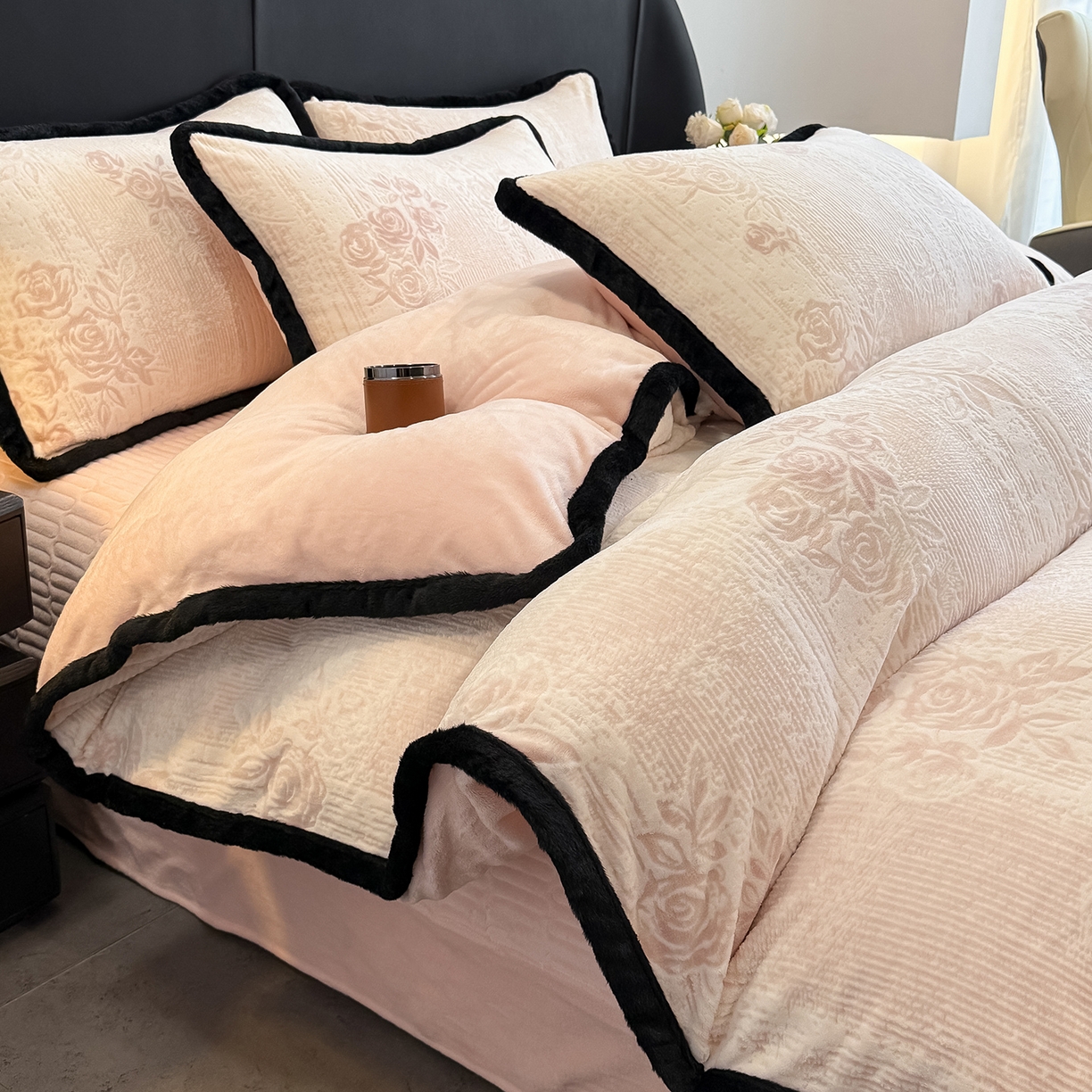 91家纺网 家纺一手货源 找家纺 典曼家纺 2025新款A类宽包边雕花绒四件套 寻觅花影