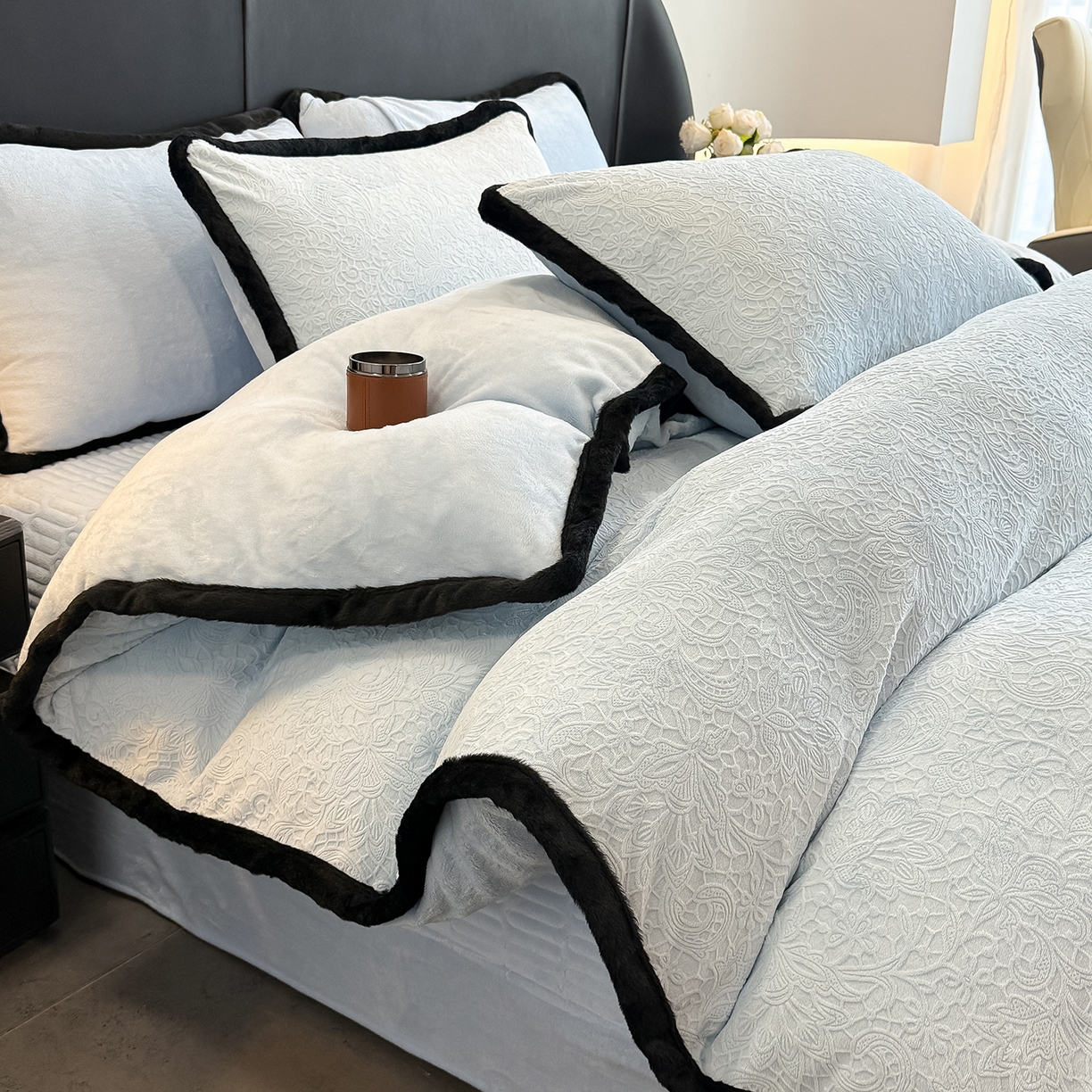 91家纺网 家纺一手货源 找家纺 典曼家纺 2025新款A类宽包边雕花绒四件套 千语千叶-蓝