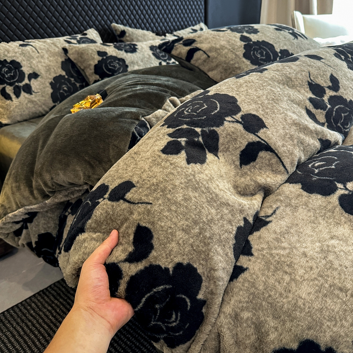 91家纺网 家纺一手货源 找家纺 民新家纺 2025新款兔毛绒印花简约款四件套 简约款-爱意玫瑰灰