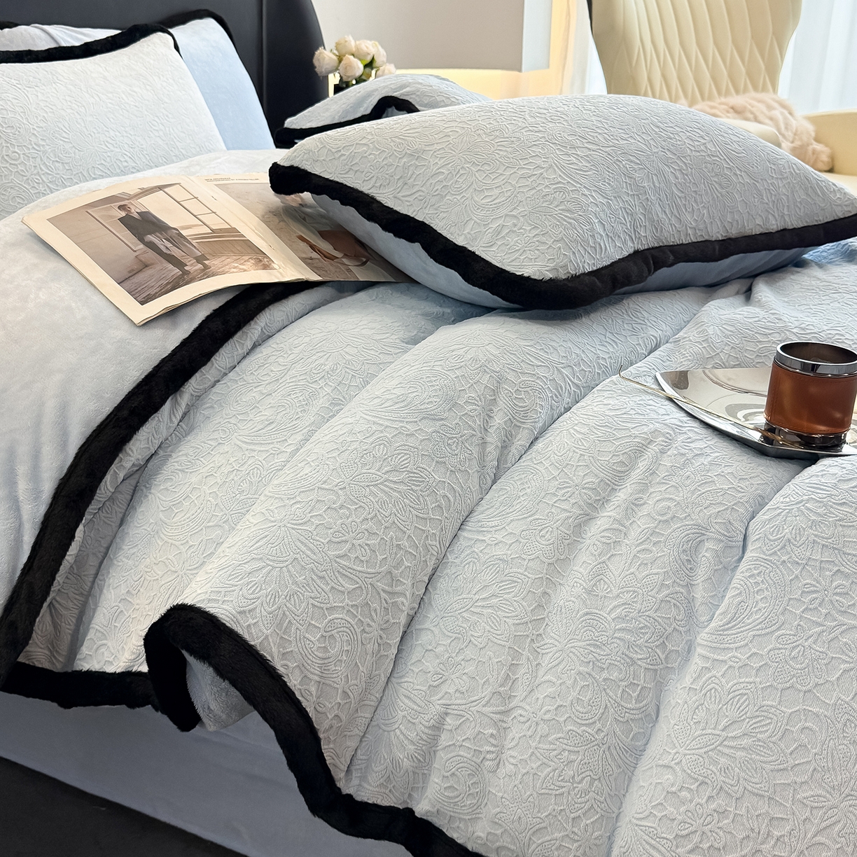 91家纺网 家纺一手货源 找家纺 典曼家纺 2025新款A类宽包边雕花绒四件套 千语千叶-蓝