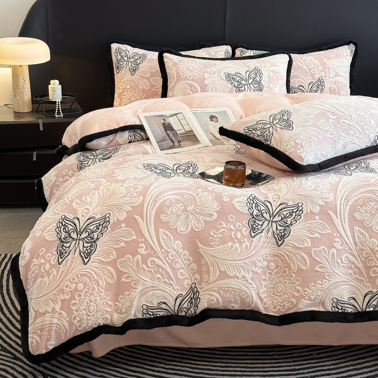 91家纺网 家纺一手货源 找家纺 典曼家纺 2025新款A类宽包边雕花绒四件套 蝴蝶花海