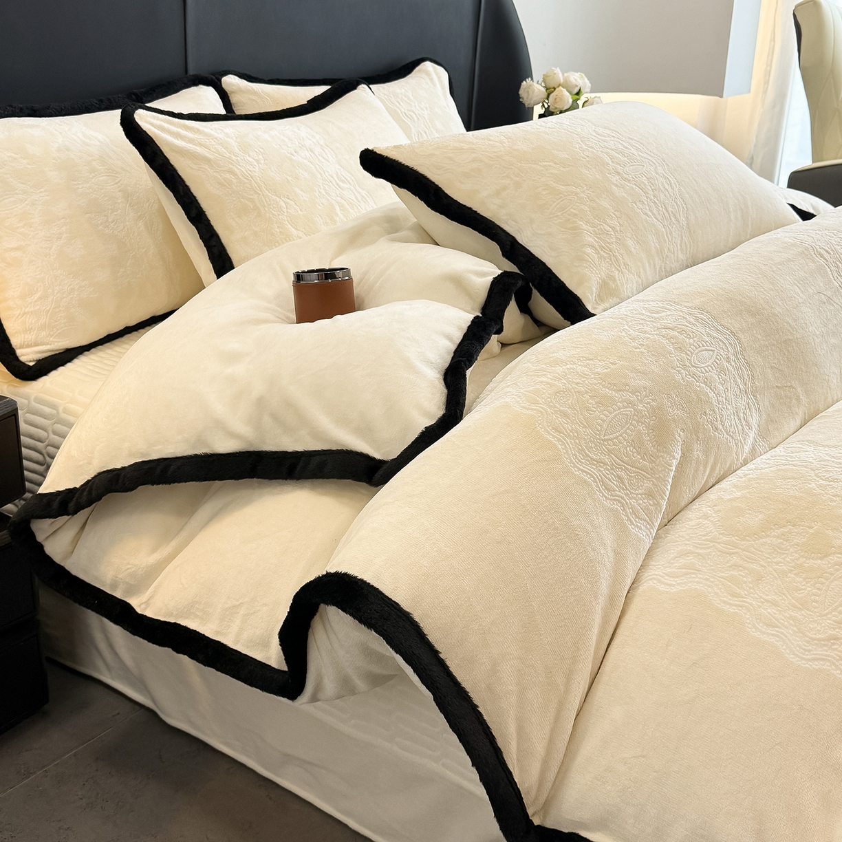 91家纺网 家纺一手货源 找家纺 典曼家纺 2025新款A类宽包边雕花绒四件套 花样年华