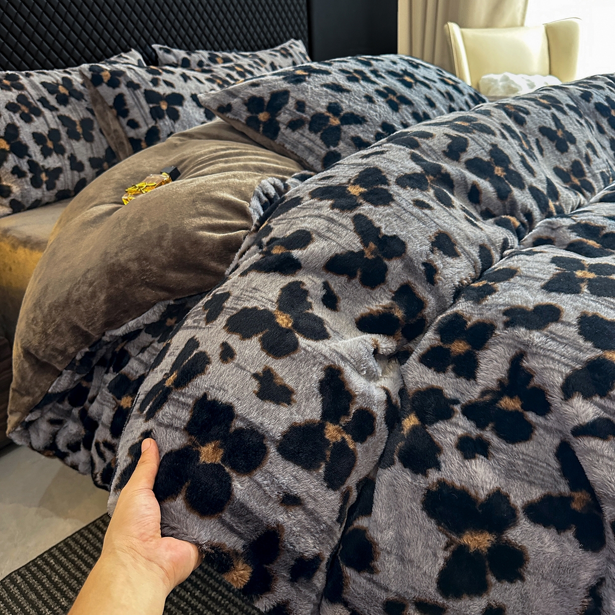 91家纺网 家纺一手货源 找家纺 民新家纺 2025新款兔毛绒印花简约款四件套 简约款-蝶语灰