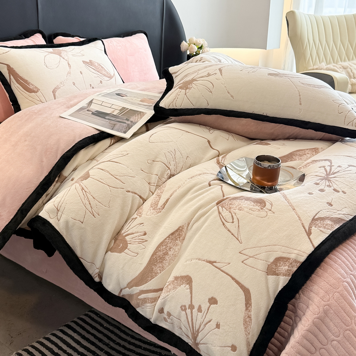 91家纺网 家纺一手货源 找家纺 典曼家纺 2025新款A类宽包边雕花绒四件套 彼岸花开