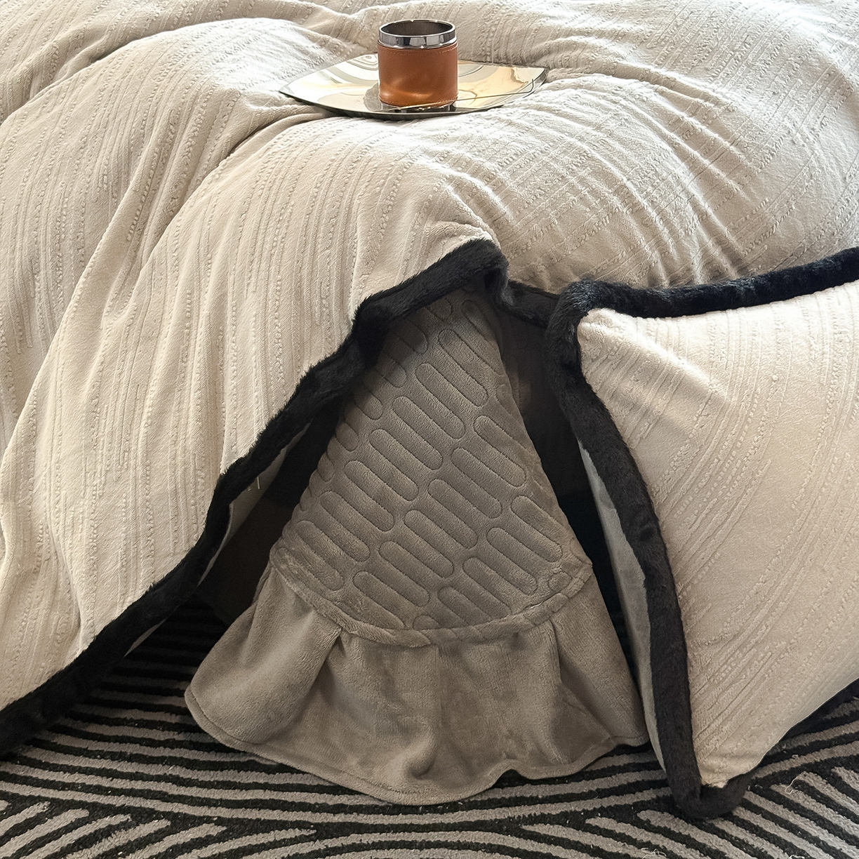 91家纺网 家纺一手货源 找家纺 （总）典曼家纺 2025新款A类宽包边雕花绒四件套