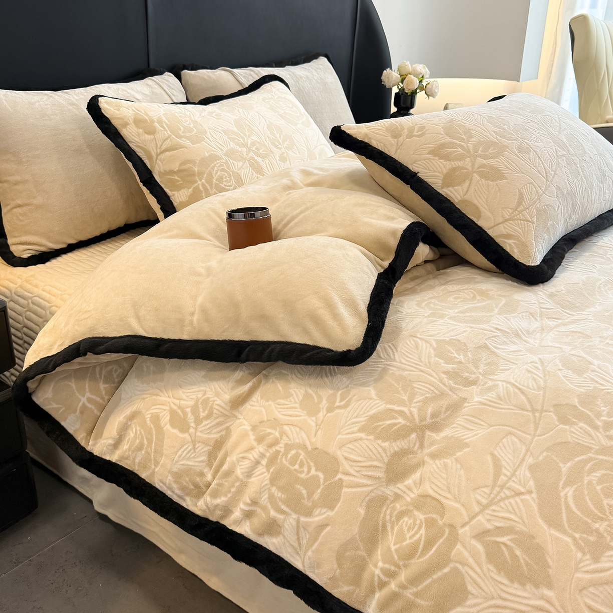 91家纺网 家纺一手货源 找家纺 典曼家纺 2025新款A类宽包边雕花绒四件套 柔曼花踪