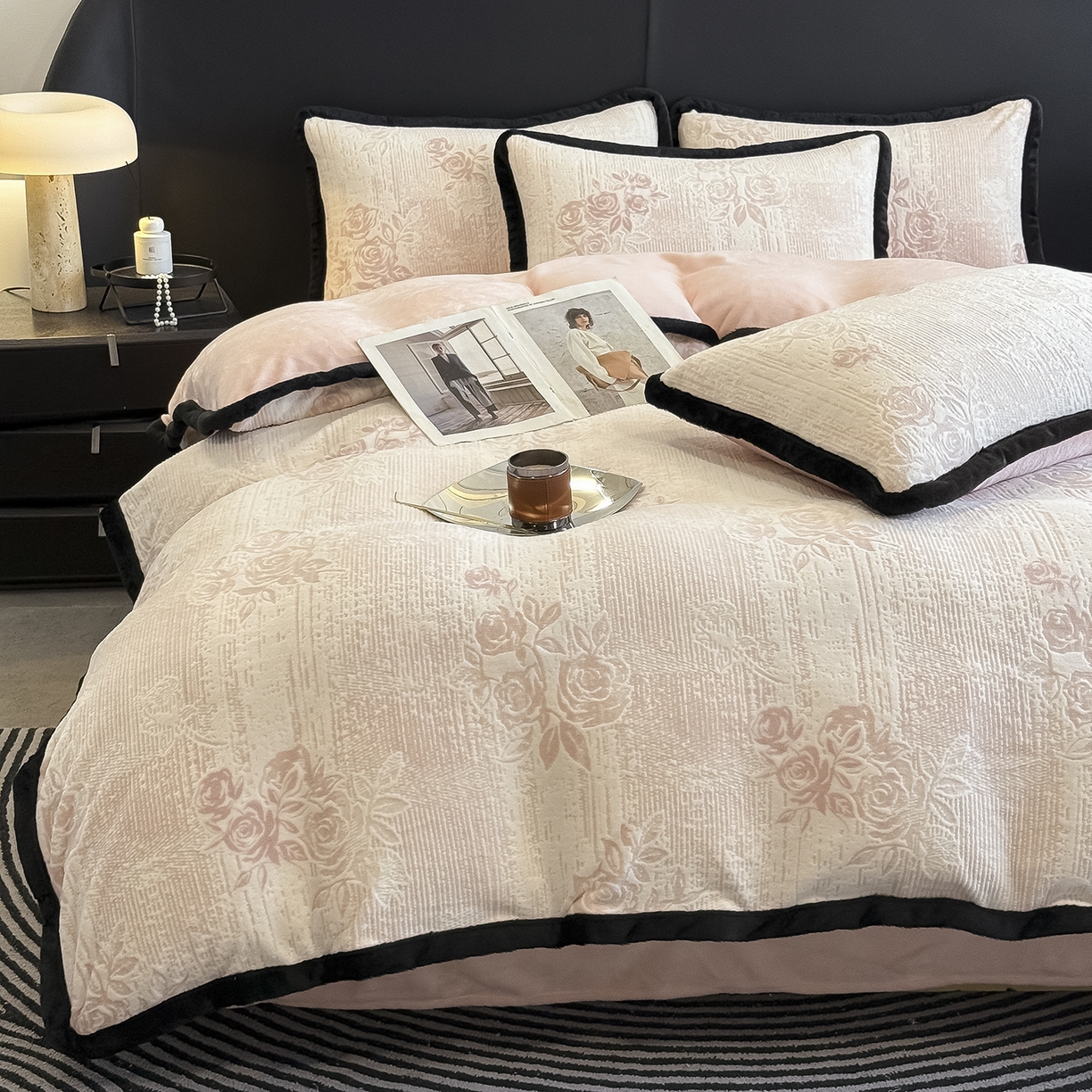 91家纺网 家纺一手货源 找家纺 典曼家纺 2025新款A类宽包边雕花绒四件套 寻觅花影