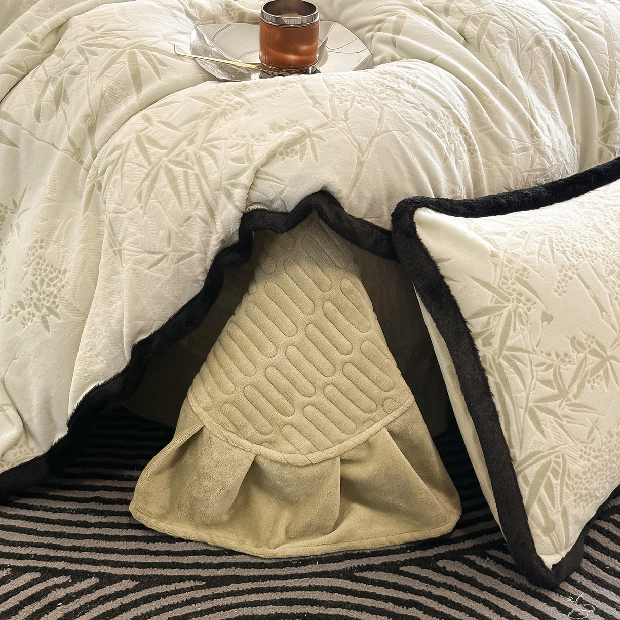 91家纺网 家纺一手货源 找家纺 典曼家纺 2025新款A类宽包边雕花绒四件套 竹叶清风