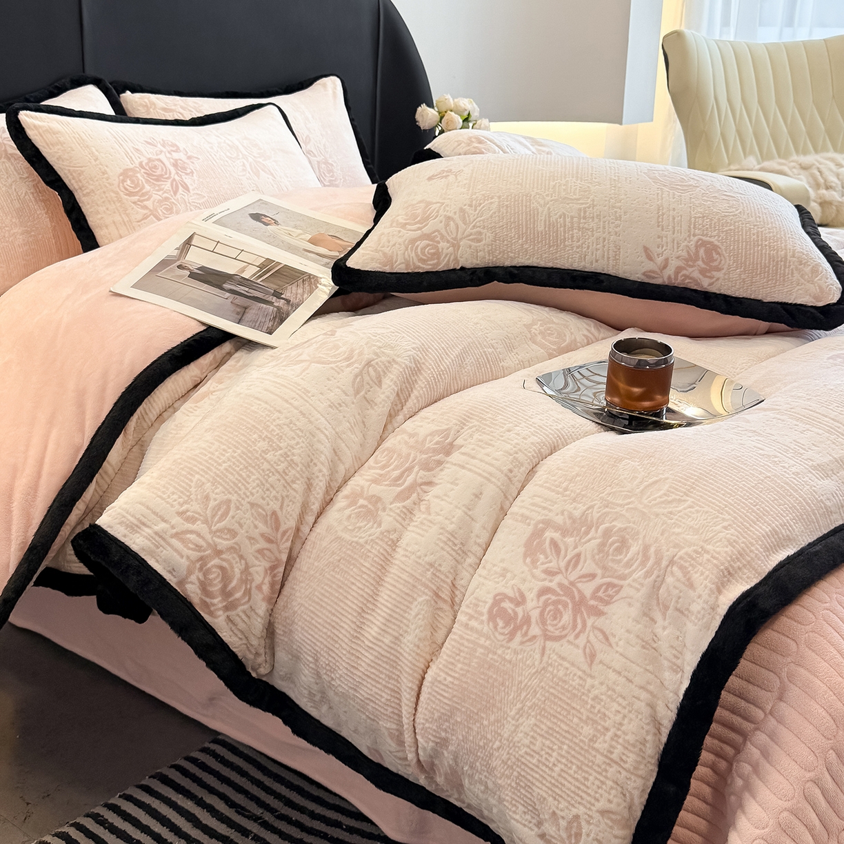 91家纺网 家纺一手货源 找家纺 典曼家纺 2025新款A类宽包边雕花绒四件套 寻觅花影