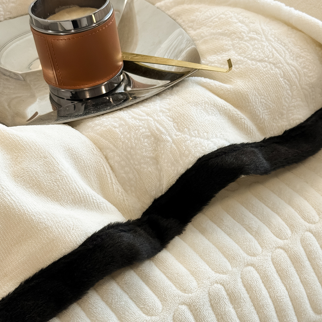 91家纺网 家纺一手货源 找家纺 典曼家纺 2025新款A类宽包边雕花绒四件套 花样年华