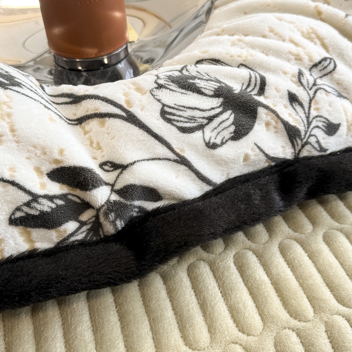 91家纺网 家纺一手货源 找家纺 典曼家纺 2025新款A类宽包边雕花绒四件套 牧野繁花