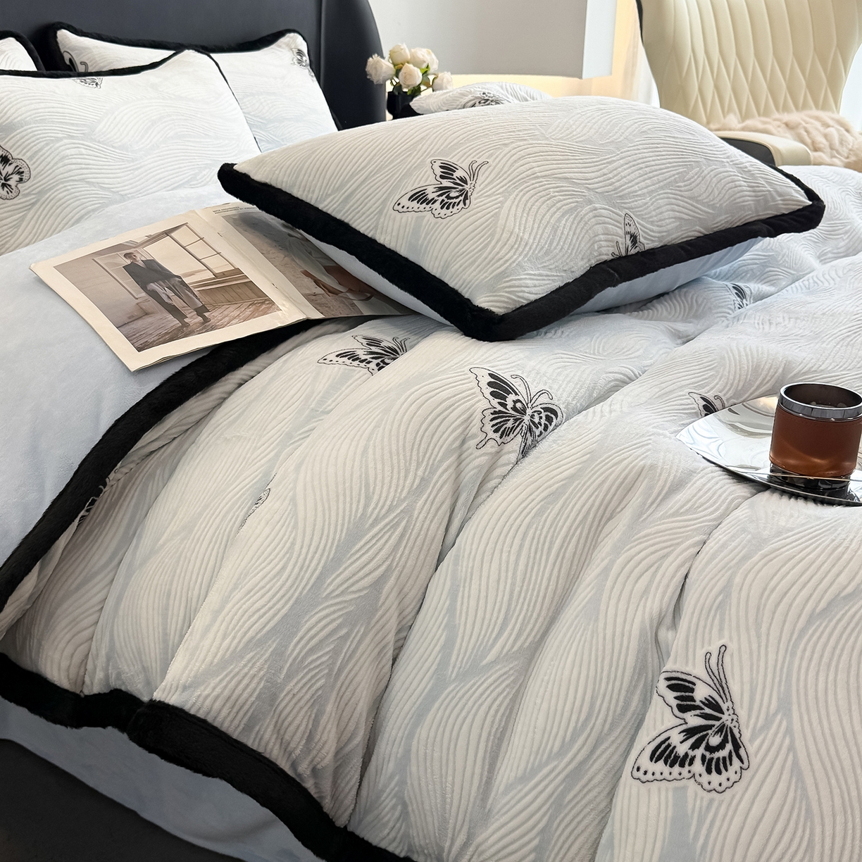 91家纺网 家纺一手货源 找家纺 典曼家纺 2025新款A类宽包边雕花绒四件套 蝴蝶海浪