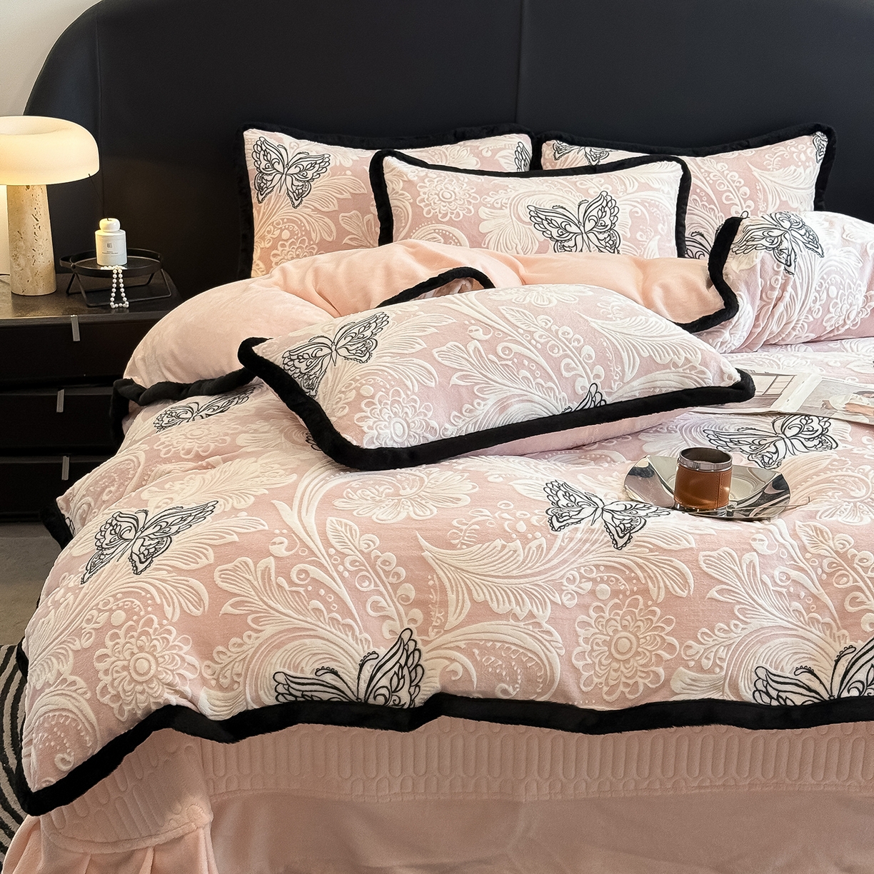 91家纺网 家纺一手货源 找家纺 典曼家纺 2025新款A类宽包边雕花绒四件套 蝴蝶花海