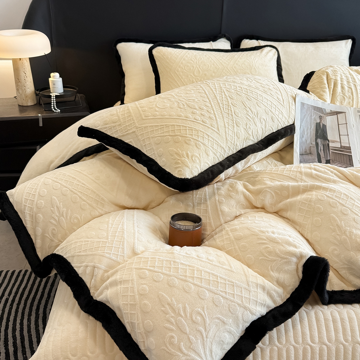 91家纺网 家纺一手货源 找家纺 典曼家纺 2025新款A类宽包边雕花绒四件套 欧风镜像-黄