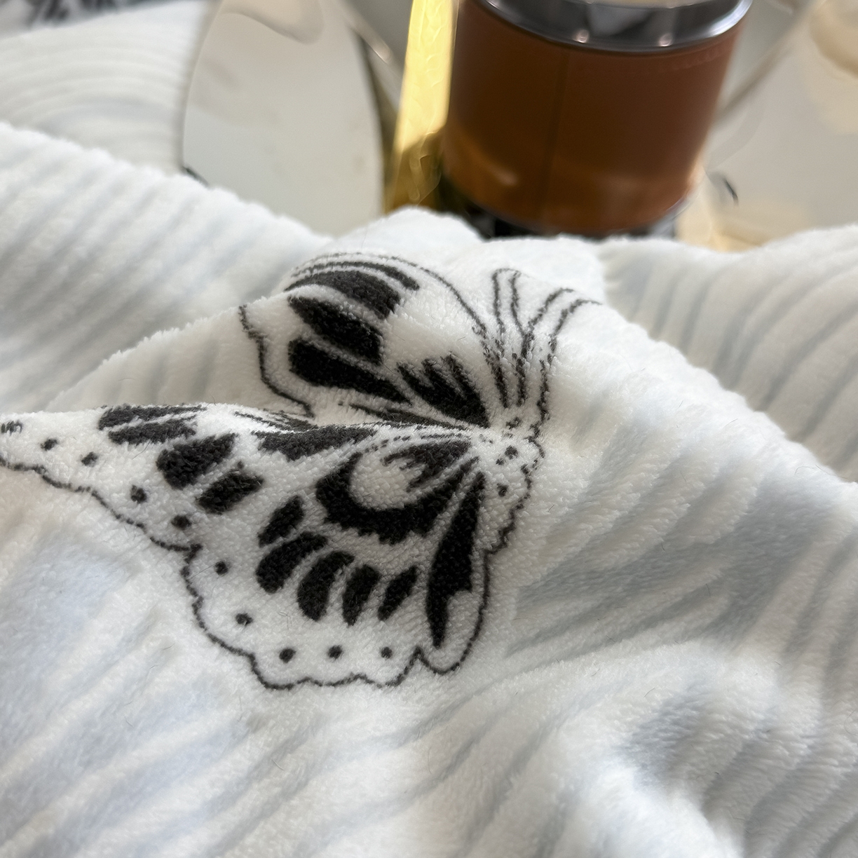 91家纺网 家纺一手货源 找家纺 典曼家纺 2025新款A类宽包边雕花绒四件套 蝴蝶海浪