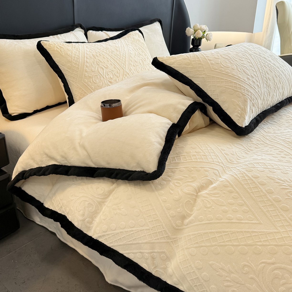 91家纺网 家纺一手货源 找家纺 典曼家纺 2025新款A类宽包边雕花绒四件套 欧风镜像-黄