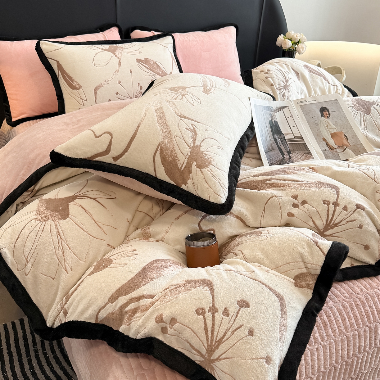 91家纺网 家纺一手货源 找家纺 典曼家纺 2025新款A类宽包边雕花绒四件套 彼岸花开