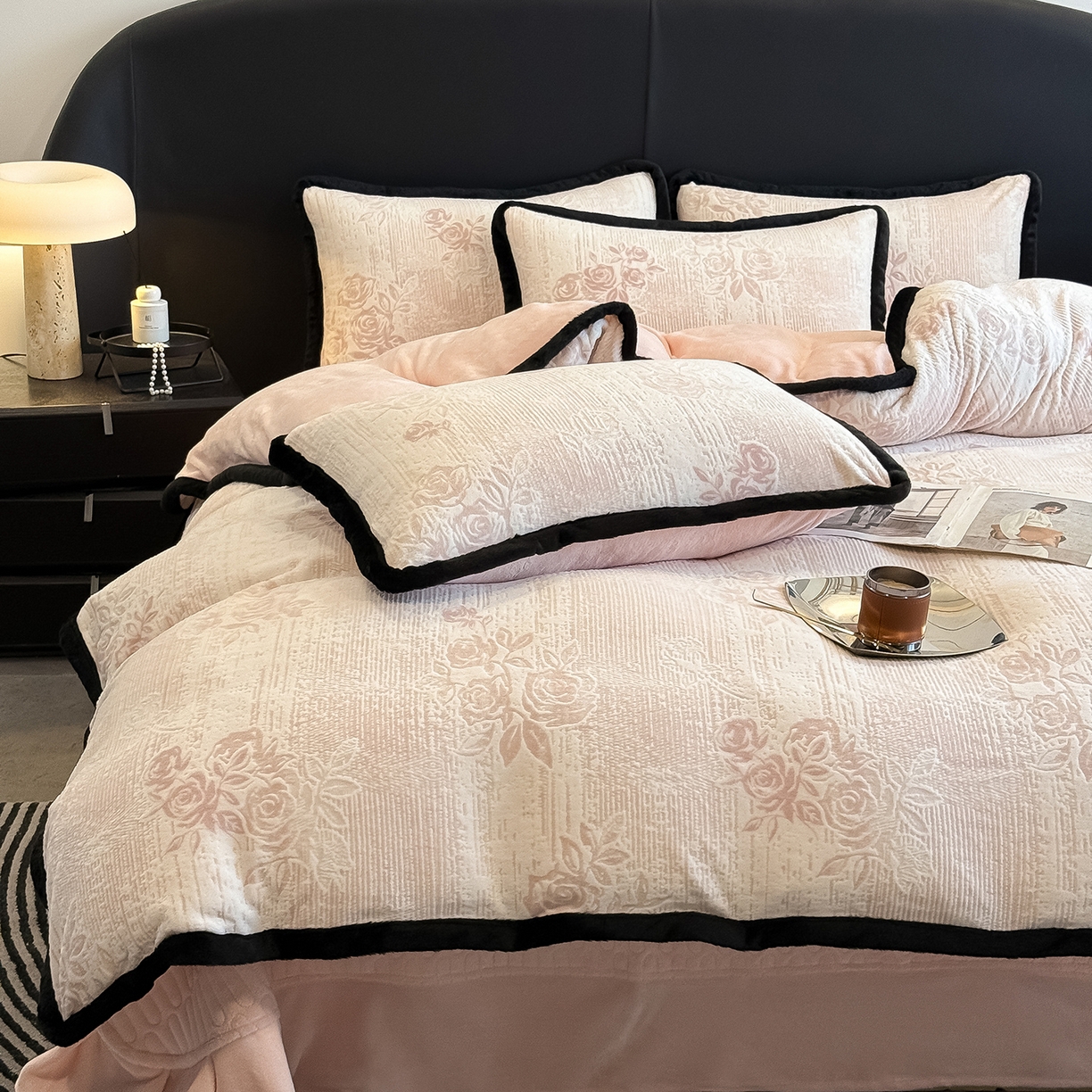 91家纺网 家纺一手货源 找家纺 典曼家纺 2025新款A类宽包边雕花绒四件套 寻觅花影