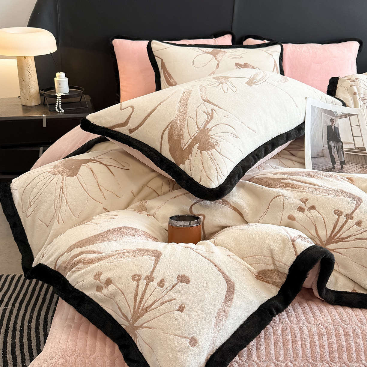 91家纺网 家纺一手货源 找家纺 典曼家纺 2025新款A类宽包边雕花绒四件套 彼岸花开